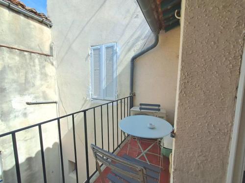 Elle comprend un petit balcon avec une table bleue et une chaise. dans l'établissement Air-conditioned 2-room balcony apartment for 4 people - La Ciotat, à La Ciotat