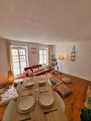 un salon avec une table et un canapé dans l'établissement La Farandole, Spacieux T3 centre historique, à Avignon