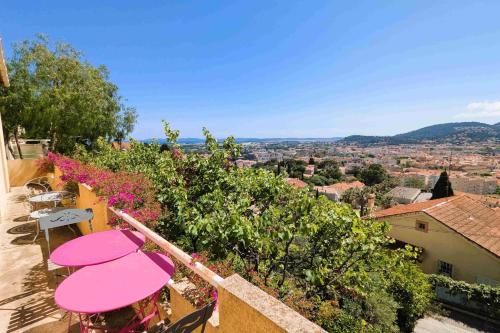 O vedere generală la munți sau o vedere la munte luată de la această casă de vacanță