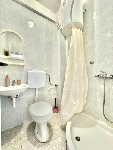 Ένα μπάνιο στο B&M Holiday Rooms