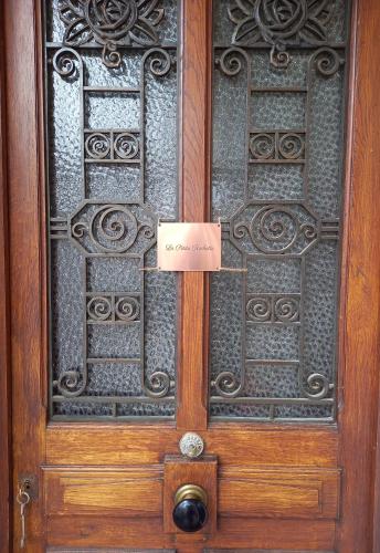 a wooden door with a sign on it at LA ROCHETTE studio et appartement avec JACUZZI Rooftop Balcon cour intérieure in Roanne