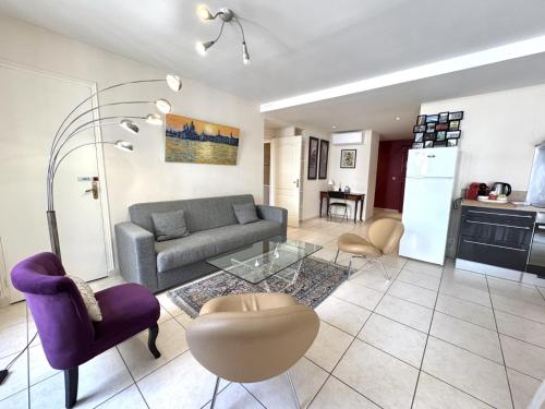 un salon avec un canapé et une table dans l'établissement ApartHotel Riviera - Hotel des Postes 2 - City center Massena, à Nice