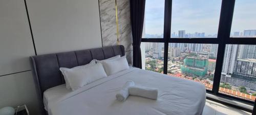 Urban Suites Georgetown Penang - Sea View & Georgetown View - High Floor - Exclusive & Cozy Stayにあるベッド