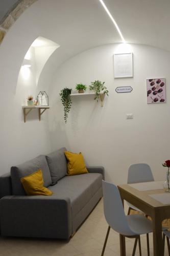 un soggiorno con un divano e un tavolo di Era de maggio a Napoli