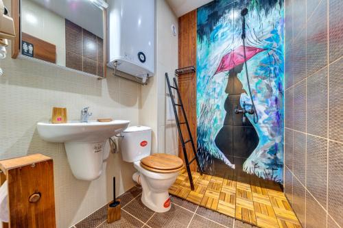 een badkamer met een toilet, een wastafel en een douche bij Into the Woods - Charming Studio by Flat Manager in Smolyan