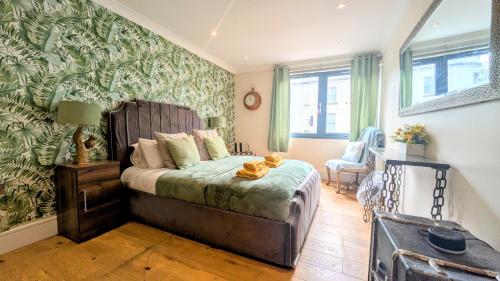Un dormitorio con una cama con un osito de peluche encima. en Central Riverside Apartment, en Bristol