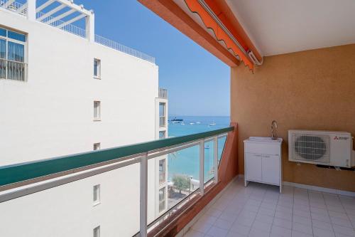 un balcon avec vue sur l'océan dans l'établissement Stylish Apartment S8329, à Roquebrune-Cap-Martin
