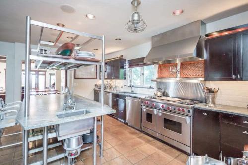 Η κουζίνα ή μικρή κουζίνα στο Bluffside Cove by Rove Beachfront Villa w Pool Sauna