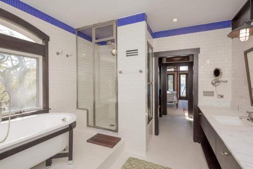 Ένα μπάνιο στο Bluffside Cove by Rove Beachfront Villa w Pool Sauna