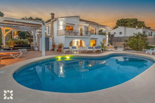 Villa Volantis by Abahana Villas