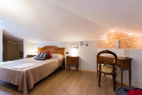 a bedroom with a bed and a table and a chair at Villa Boninsegna - Wine Enoteca Verdi - in Castel d'Azzano