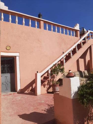 a staircase leading up to a building with a door at Maison d'hôtes chez l'habitant Asfalou in Ouarzazate