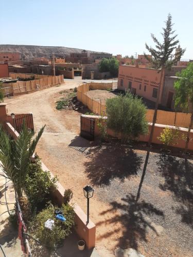an overview of a courtyard with plants and a building at Maison d'hôtes chez l'habitant Asfalou in Ouarzazate