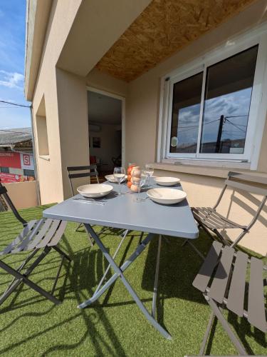 une table et des chaises bleues sur une terrasse dans l'établissement Terrazzo chambres climatisation parking proche remparts, à Avignon