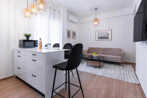 Athens 2BR Apt with Balcony, Walk to Acropolis