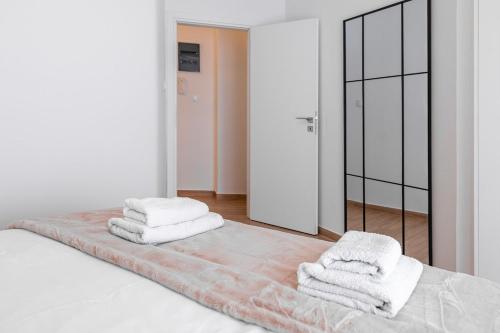 Athens 2BR Apt with Balcony, Walk to Acropolis
