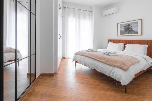Athens 2BR Apt with Balcony, Walk to Acropolis