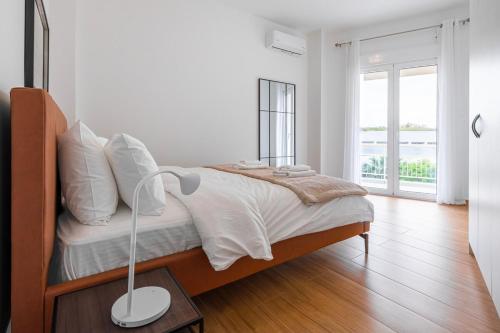 Athens 2BR Apt with Balcony, Walk to Acropolis