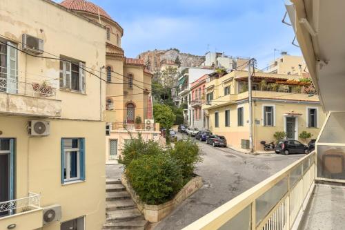 Athens 2BR Apt with Balcony, Walk to Acropolis