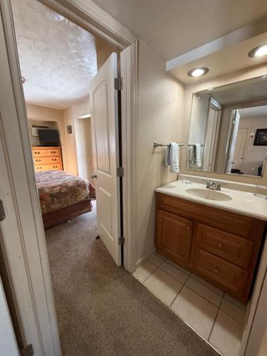 Postel nebo postele na pokoji v ubytování Town-N-Country Cottages