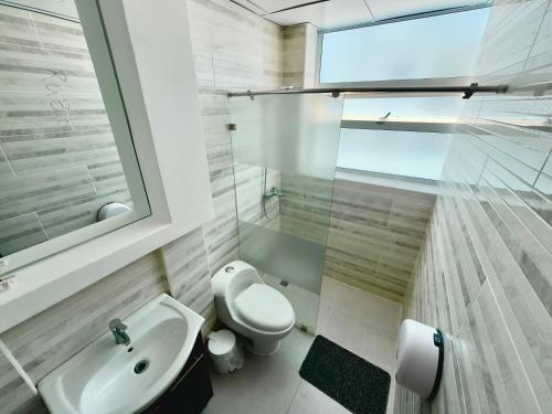 un bagno con un water bianco e un lavandino di Hotel Gran Real Punta Cana a Punta Cana