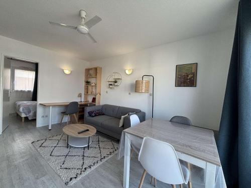 un salon avec un canapé et une table dans l'établissement Appt 2 pièces LA ROCHELLE - LR030-B217, à La Rochelle
