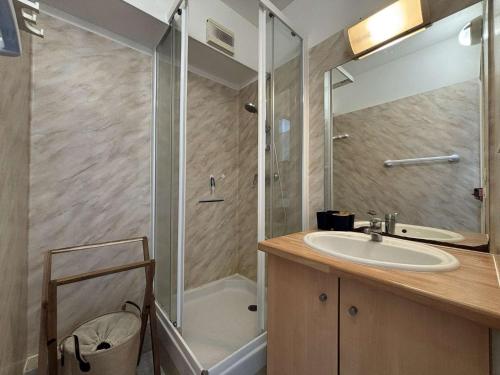une salle de bain avec un lavabo et une douche dans l'établissement Appt 2 pièces LA ROCHELLE - LR030-B217, à La Rochelle