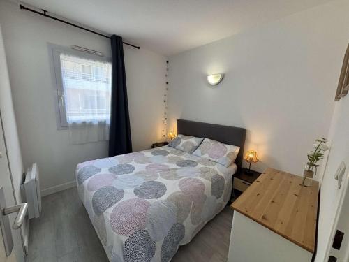 une petite chambre avec un lit et une table dans l'établissement Appt 2 pièces LA ROCHELLE - LR030-B217, à La Rochelle