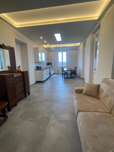 a large living room with a couch and a table at airport apartments piano superiore in San Maurizio Canavese