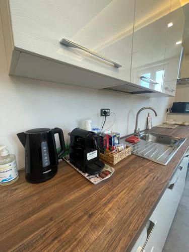 a kitchen counter with a sink and a microwave at airport apartments piano superiore in San Maurizio Canavese