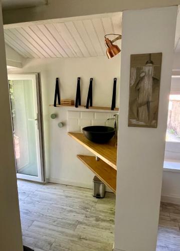 - une cuisine avec un comptoir recouvert de vases dans l'établissement Le Logis de Bouchet, à Mortagne-sur-Sèvre