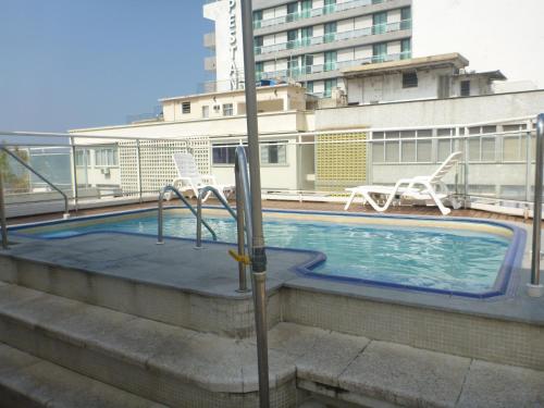 una piscina en la parte superior de un edificio en Apt South Beach Residence Club, en Río de Janeiro