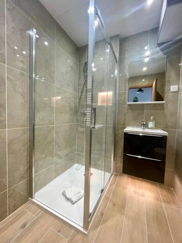 une salle de bain avec douche et lavabo dans l'établissement La mer, accès direct et calme, terrasse, à Roquebrune-Cap-Martin