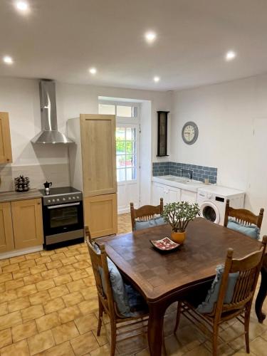 une cuisine avec une table en bois et une salle à manger dans l'établissement Whitsundoles Gîte, à Eymet
