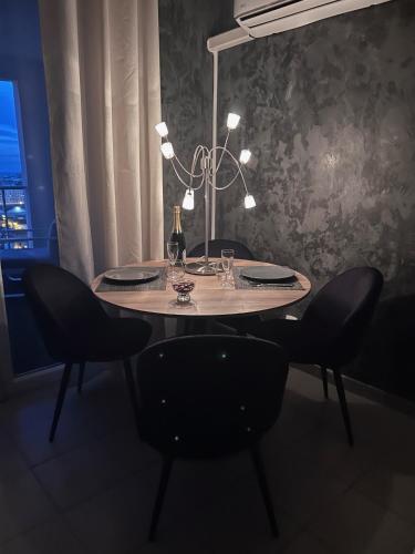 une table à manger avec une lampe et des chaises dans l'établissement Appartement standing tout confort vue mer, à Marseille