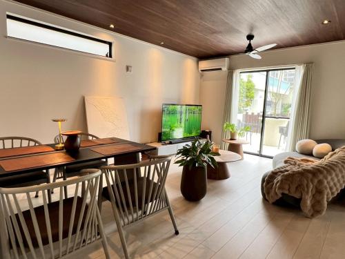 Μια τηλεόραση ή/και κέντρο ψυχαγωγίας στο Seaside Condo Nagisa House