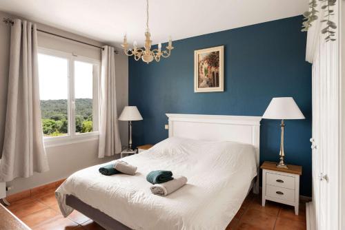 une chambre avec un lit avec deux serviettes dessus dans l'établissement Villa La Cavayere swimming pool air conditioning, à Carcassonne