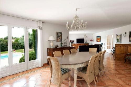 une salle à manger avec une table et des chaises dans l'établissement Villa La Cavayere swimming pool air conditioning, à Carcassonne