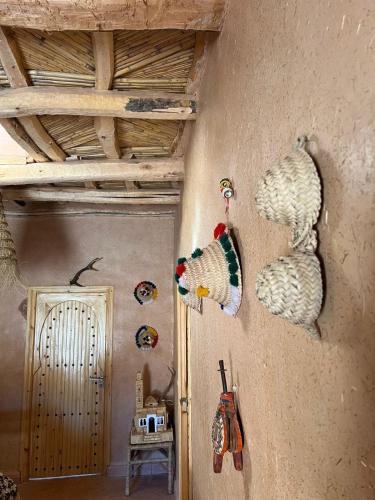a wall with some knick knacks on the wall at Berberbayt lodge maison privé in Tinerhir