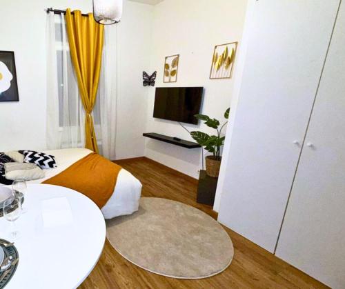 Bright Central Studio Evry- 20 min from Paris