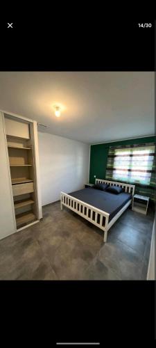 une chambre avec un grand lit et une fenêtre dans l'établissement Villa dusud perpignan, à Pia