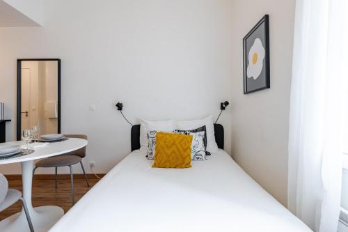Katil atau katil-katil dalam bilik di Bright Central Studio Evry- 20 min from Paris
