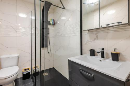 Bilik mandi di Bright Central Studio Evry- 20 min from Paris