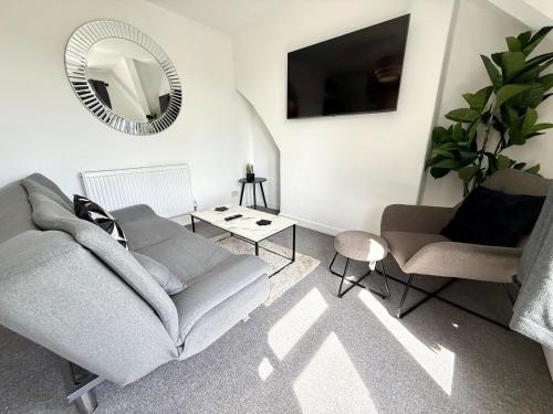 City Centre Embankment View Apartment Sleeps 3 photo 6