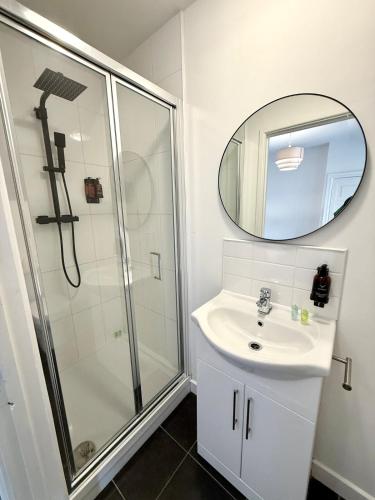 City Centre Embankment View Apartment Sleeps 3 photo 4