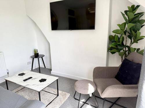 City Centre Embankment View Apartment Sleeps 3 photo 11