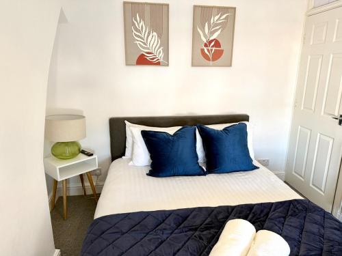Una cama o camas en una habitación de City Centre Embankment View Apartment Sleeps 3