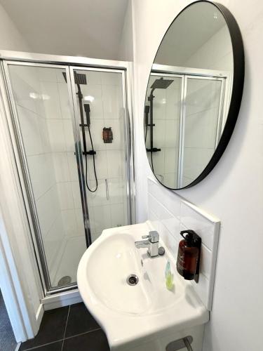City Centre Embankment View Apartment Sleeps 3 photo 14
