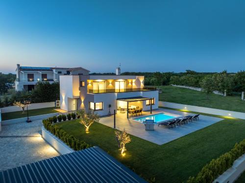 Villa Ana Škicini for 10 people with heated pool, kids activities and sea view near Novigrad