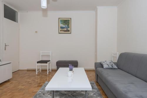 Apartment Violet